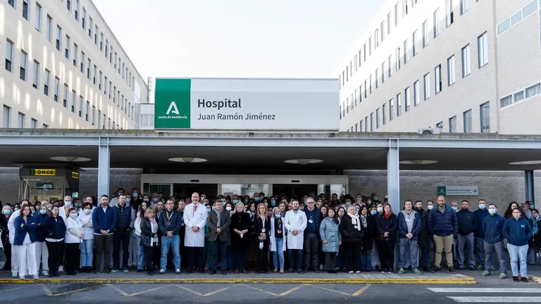 Minuto de silencio en el Hospital Universitario Juan Ram&oacute;n Jim&eacute;nez.
