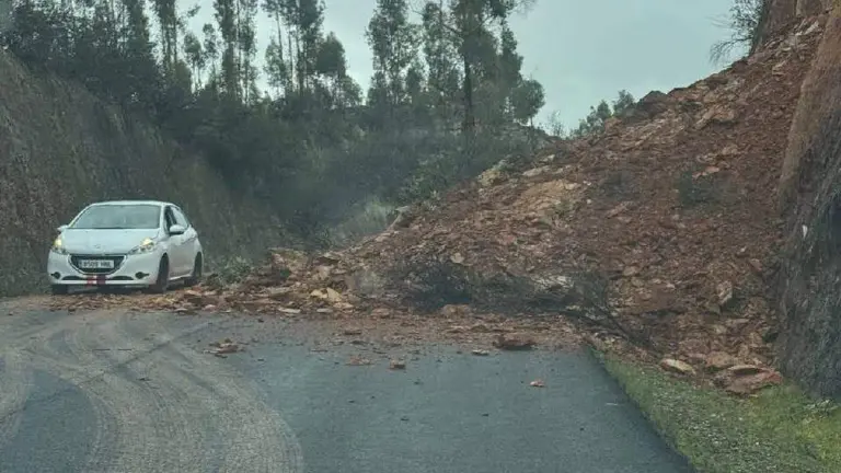 Desprendimiento en la carretera que une Rosal de la Frontera con Santa Barbara  hace unos d&iacute;as