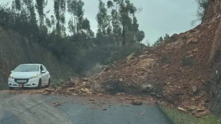 Desprendimiento en la carretera que une Rosal de la Frontera con Santa Barbara  hace unos d&iacute;as.