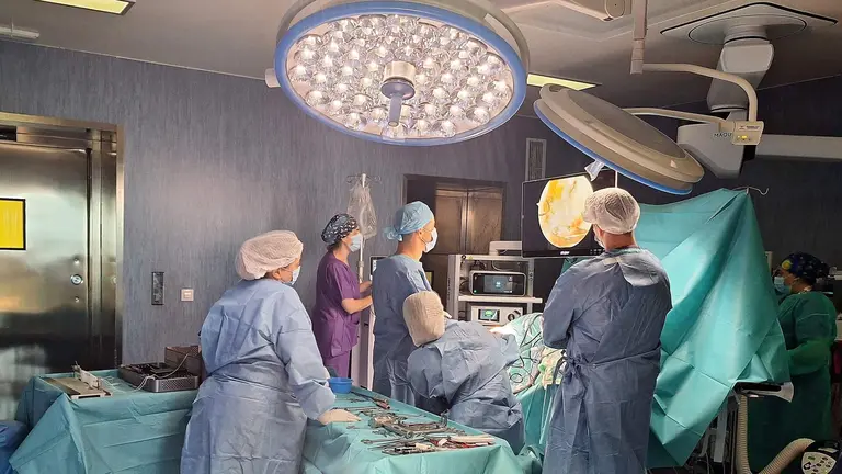 Quir&oacute;fano en el Infanta Elena.