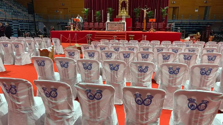 Palacio de los Deportes Carolina Mar&iacute;n preparado para la misa.