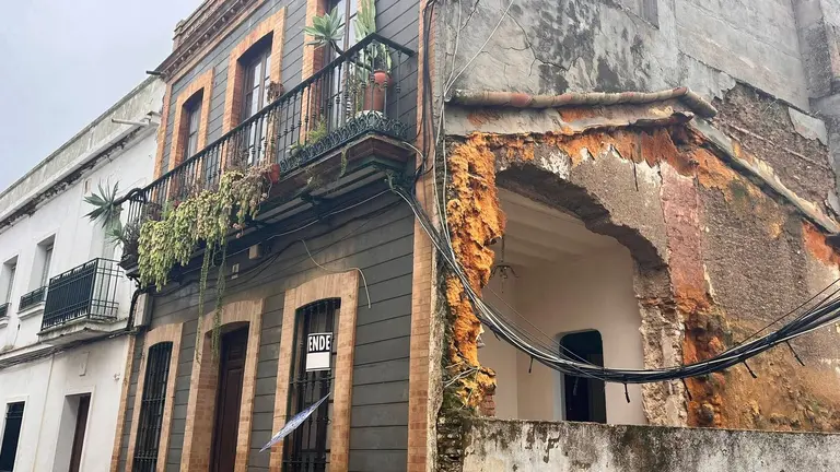 Riesgo de derrumbe en una vivienda en Valverde del Camino.