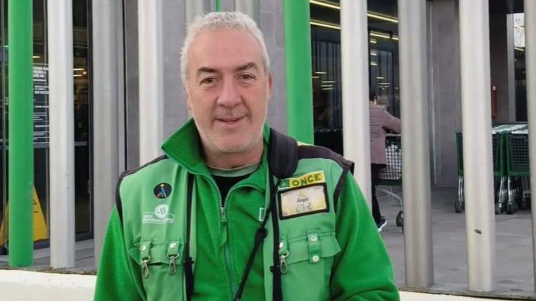 &Aacute;ngel Mart&iacute;n, vendedor de la ONCE en Huelva. / Fotograf&iacute;a: ONCE