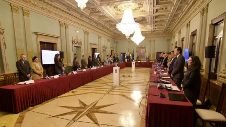Minuto de silencio previo al pleno.