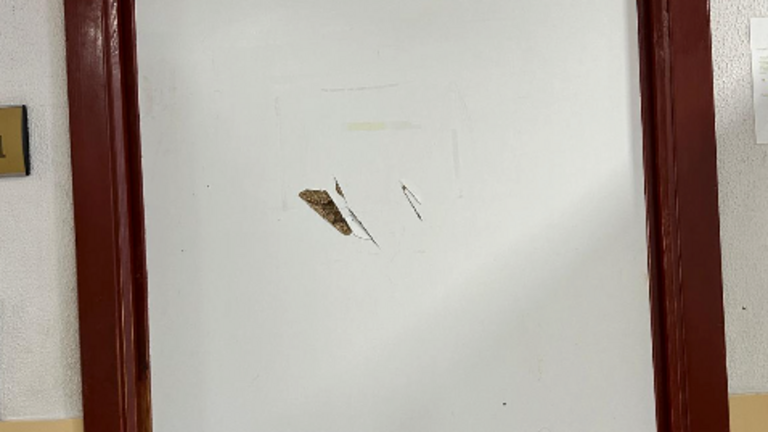 Estado en el qued&oacute; la puerta del Centro de Salud de Ayamonte