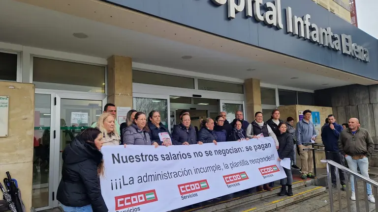 Manifestaci&oacute;n en la puerta del Hospital por los impagos.
