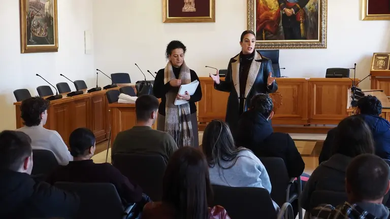 Milagros Romero junto a las personas que quieren sacarse el carnet de conducir en Palos de la Frontera.
