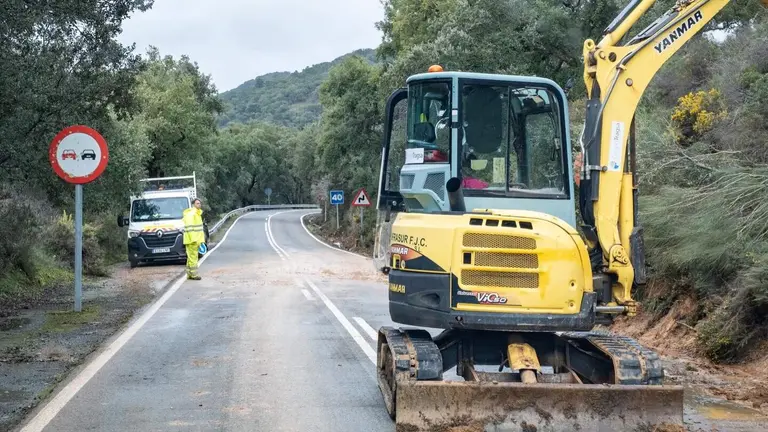 Servicios de la Diputaci&oacute;n reabriendo una carretera afectada por las lluvias.