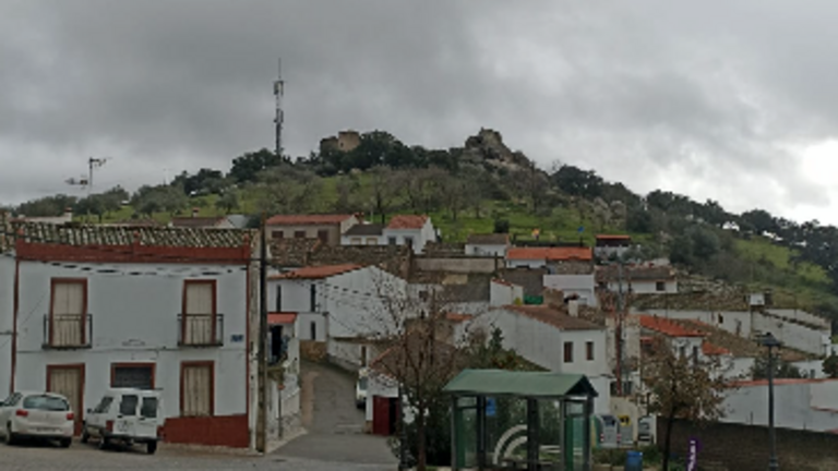 vista del pueblo de Encinasola con las torres de comunicaci&oacute;n al fondo.
