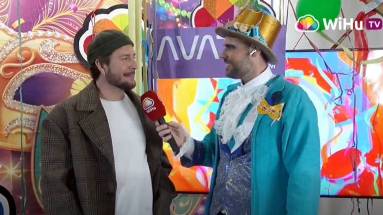 Manuel Carrasco atendiendo a los compa&ntilde;eros de WihuTV.