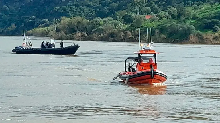 Salvamento mar&iacute;timo buscando a la persona desaparecida