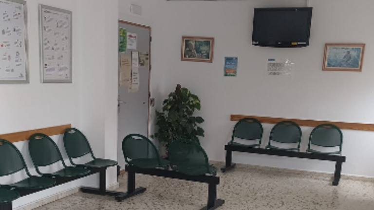 Una sala de espera vac&iacute;a.