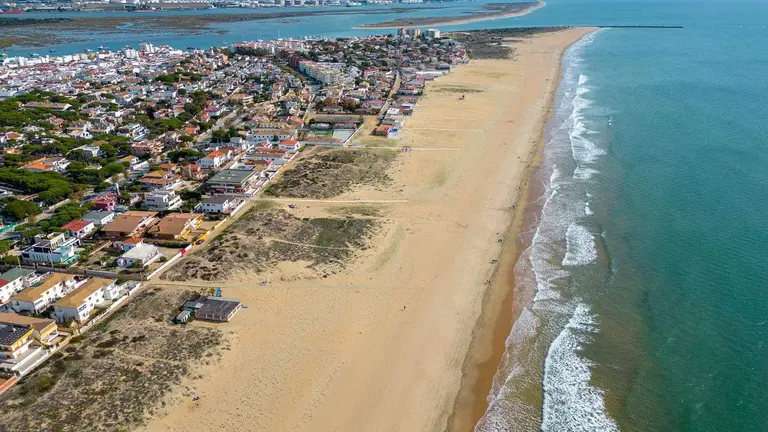 Chiringuitos desmontables en Punta Umbr&iacute;a.