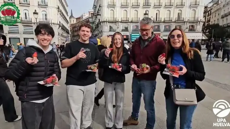 UPA Huelva reparte las tarrinas de fresas en la Puerta del Sol.