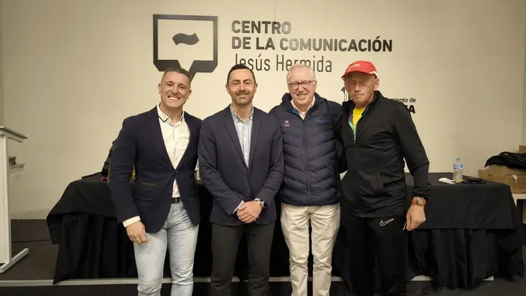 Miguel R&iacute;os y Diego Mois&eacute;s Santos repasan en Huelva la evoluci&oacute;n del atletismo en un coloquio de la AOPD