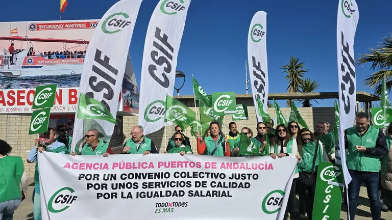 CSIF protesta en Isla Cristina contra la privatizaci&oacute;n de los servicios de Puertos de Andaluc&iacute;a