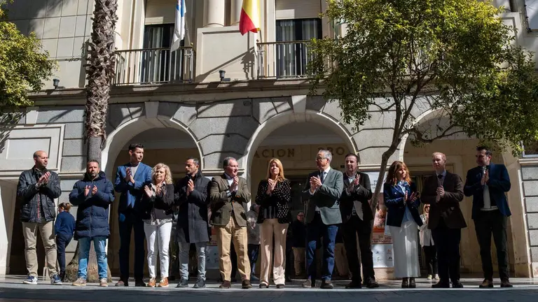 La Diputaci&oacute;n de Huelva guarda un minuto de silencio en memoria de las v&iacute;ctimas del terrorismo