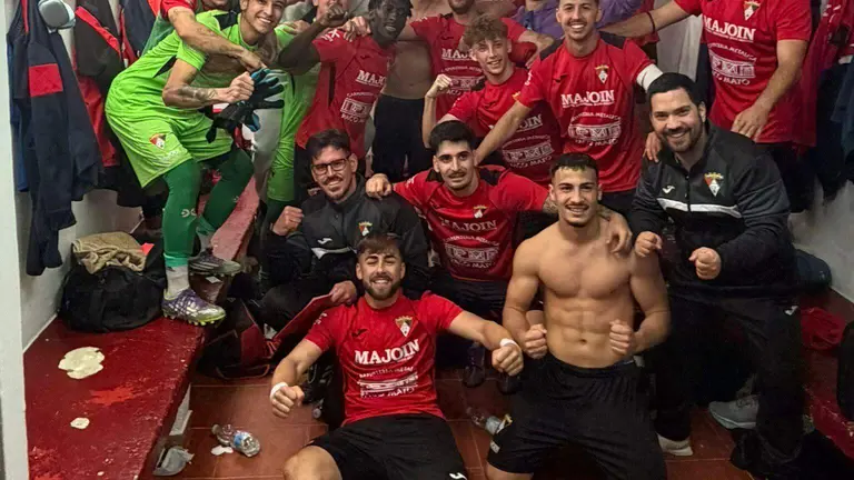 El Ayamonte celebra su victoria en Lepe