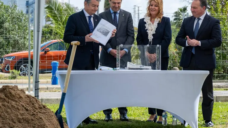 Colocaci&oacute;n de la primera piedra