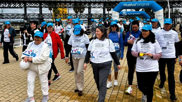 Un millar de personas se suman a la marcha contra el c&aacute;ncer de colon