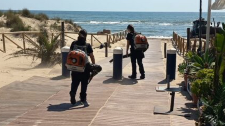 Isla Cristina intensifica la puesta a punto de sus playas tras los temporales para llegar en &oacute;ptimas condiciones a Semana Santa