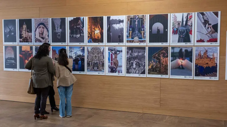La Diputaci&oacute;n de Huelva acoge durante estos d&iacute;as en el hall de su sede la exposici&oacute;n del II Concurso de Fotograf&iacute;a Cofrade, una propuesta que invita a recorrer la Semana Santa onubense a trav&eacute;s de la mirada de los fot&oacute;grafos participantes en este certamen organizado por Huelva Informaci&oacute;n.
La muestra re&uacute;ne un total de 23 im&aacute;genes captadas en diferentes puntos de la provincia, ofreciendo un recorrido visual por momentos de fervor, detalles patrimoniales y escenas caracter&iacute;sticas de las hermandades. Desde salidas procesionales hasta instantes de recogimiento, las fotograf&iacute;as reflejan la riqueza y diversidad de una tradici&oacute;n profundamente arraigada.
Entre las localidades representadas figuran Zalamea la Real, Cartaya, Galaroza, Moguer, Jabugo, Aracena, Isla Cristina, Ayamonte, El Cerro de And&eacute;valo, Beas, San Juan del Puerto, Cortegana, Minas de R&iacute;o Tinto o Niebla, configurando un mosaico que pone en valor tanto la singularidad de cada enclave como el denominador com&uacute;n de la tradici&oacute;n cofrade.
La obra ganadora de esta segunda edici&oacute;n es del fot&oacute;grafo Ildefonso Donaire, natural de Trigueros, quien ha captado al Cristo del Carmelo en un instante de especial simbolismo. La imagen destaca por el uso del contraluz, evocando la transici&oacute;n entre la muerte y la esperanza, y ha sido adem&aacute;s elegida para ilustrar la portada de la gu&iacute;a de Semana Santa de Huelva y su provincia.
El presidente de la Diputaci&oacute;n, David Toscano, ha destacado la calidad de los trabajos presentados y ha subrayado el papel de la fotograf&iacute;a como herramienta para conservar y transmitir emociones y tradiciones.
El certamen, que permite a cada participante presentar hasta tres im&aacute;genes &mdash;al menos una de ellas tomada fuera de la capital&mdash;, refuerza su vocaci&oacute;n de mostrar la dimensi&oacute;n provincial de la Semana Santa.
La exposici&oacute;n se convierte as&iacute; en una oportunidad para que ciudadanos y visitantes se acerquen a diferentes perspectivas de una de las celebraciones m&aacute;s importantes de Huelva, al tiempo que pueden recoger un ejemplar de la gu&iacute;a editada con motivo de estas fechas.