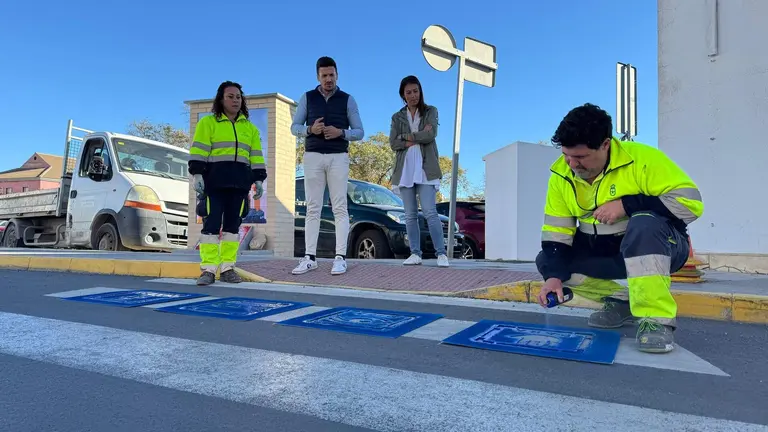 Aljaraque refuerza la accesibilidad con el repintado de pasos de peatones con pictogramas