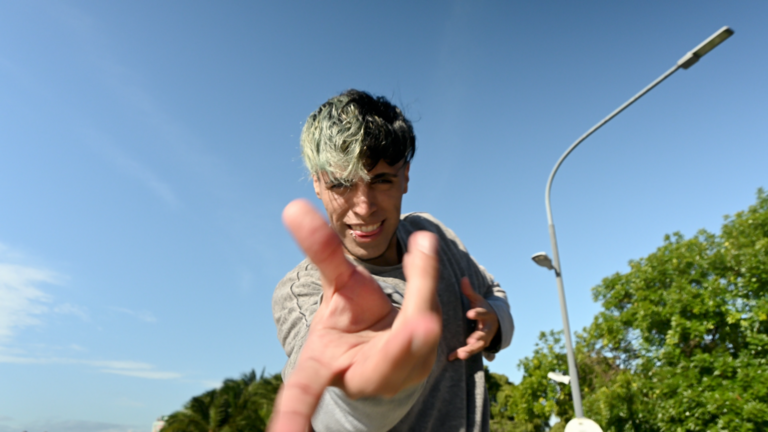 Los hermanos Lagares dirigen &ldquo;Emoticonos&rdquo;, el nuevo videoclip de la onubense Carla Lomar