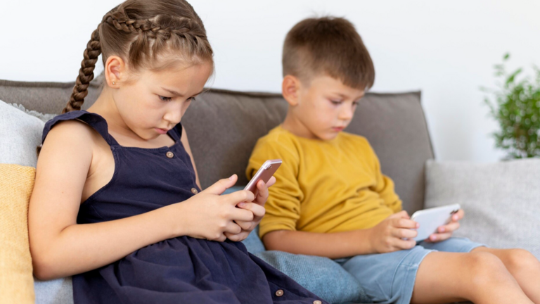 Ni&ntilde;os con m&oacute;viles