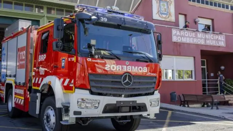 Un cami&oacute;n de bomberos de Huelva.