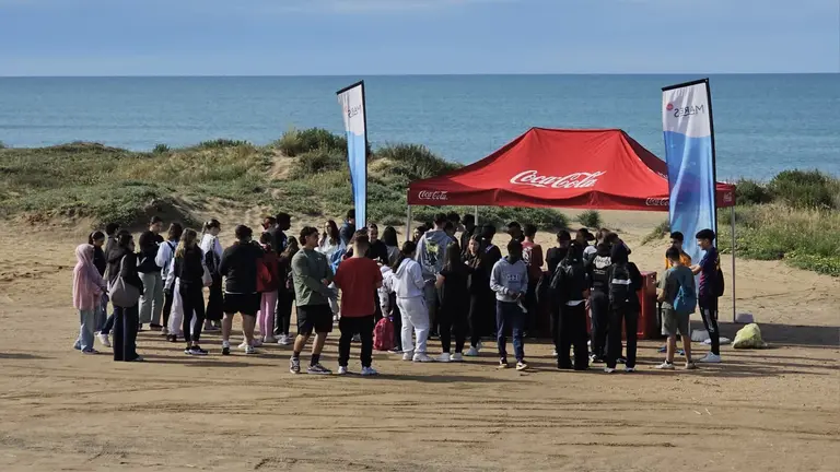 Alumnos del IES San Sebasti&aacute;n participan en una jornada de voluntariado ambiental en Los Enebrales