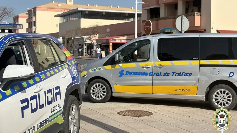 El Ayuntamiento de Punta Umbr&iacute;a, a trav&eacute;s de la Polic&iacute;a Local, contar&aacute; desde este mes de abril y hasta septiembre con un veh&iacute;culo especializado en control de alcoholemia cedido por la Direcci&oacute;n General de Tr&aacute;fico (DGT), con el objetivo de reforzar la seguridad vial en el municipio.
El dispositivo comenzar&aacute; a operar en la noche de este viernes 10 de abril y permitir&aacute; intensificar los controles en distintos puntos de la localidad, especialmente durante los periodos de mayor afluencia de visitantes, como fines de semana y temporada estival.
El concejal de Seguridad Ciudadana, Jos&eacute; Antonio Gonz&aacute;lez, ha destacado que esta medida responde a la coordinaci&oacute;n entre administraciones, subrayando que &ldquo;redunda directamente en una mayor seguridad para vecinos y visitantes&rdquo;.
El nuevo veh&iacute;culo est&aacute; equipado con tecnolog&iacute;a que facilita la realizaci&oacute;n de controles de forma m&aacute;s &aacute;gil y eficaz, permitiendo a los agentes mejorar su capacidad de actuaci&oacute;n en la detecci&oacute;n de conductores que circulen bajo los efectos del alcohol.
Desde el Ayuntamiento se insiste en el mensaje de tolerancia cero con el alcohol al volante, recordando que este tipo de controles tienen como objetivo prevenir accidentes y garantizar la seguridad en las v&iacute;as p&uacute;blicas.
Por su parte, la Jefatura de la Polic&iacute;a Local ha apelado a la responsabilidad de los conductores, se&ntilde;alando que el respeto a las normas de tr&aacute;fico es fundamental para evitar riesgos y proteger a todos los usuarios de la v&iacute;a.
Con esta iniciativa, el Consistorio refuerza su compromiso con la seguridad ciudadana y la prevenci&oacute;n, apostando por la colaboraci&oacute;n institucional como herramienta clave para mejorar la convivencia y la seguridad en el municipio.