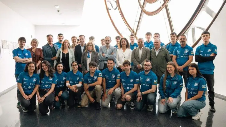 La Universidad de Huelva ha presentado una nueva edici&oacute;n de su proyecto MotoStudent, una iniciativa consolidada en la Escuela T&eacute;cnica Superior de Ingenier&iacute;a (ETSI) que se ha convertido en un referente en la formaci&oacute;n pr&aacute;ctica, la innovaci&oacute;n y la proyecci&oacute;n internacional del alumnado.
El director de la ETSI, Salvador P&eacute;rez, ha destacado que este programa &ldquo;aglutina todo lo que la universidad puede aportar a la sociedad&rdquo;, subrayando su valor en la adquisici&oacute;n de competencias t&eacute;cnicas y habilidades clave como el trabajo en equipo, la resoluci&oacute;n de problemas o la adaptaci&oacute;n a entornos reales.
El equipo MotoStudent, liderado en esta edici&oacute;n por Claudia Perdigones, ha presentado el inicio de un nuevo ciclo de trabajo con el objetivo de participar en la competici&oacute;n internacional que se celebra en MotorLand Arag&oacute;n, donde los estudiantes dise&ntilde;an y desarrollan desde cero un prototipo completo de motocicleta.
El proyecto, de car&aacute;cter multidisciplinar, ha experimentado un importante crecimiento, duplicando pr&aacute;cticamente su n&uacute;mero de integrantes y destacando por el aumento de la participaci&oacute;n femenina, un avance significativo en un &aacute;mbito tradicionalmente masculinizado como la ingenier&iacute;a.
En el plano t&eacute;cnico, el equipo contin&uacute;a perfeccionando el rendimiento de la motocicleta, especialmente en aspectos como la din&aacute;mica y la seguridad, con la mirada puesta en mejorar resultados en la categor&iacute;a PETRON y avanzar en el desarrollo de modelos el&eacute;ctricos.
La iniciativa cuenta con un amplio respaldo institucional. Desde el Ayuntamiento de Huelva se ha puesto en valor el trabajo conjunto de estudiantes de distintas ingenier&iacute;as, mientras que desde la Diputaci&oacute;n se ha destacado el potencial del proyecto para proyectar el talento joven de la provincia.
Por su parte, el rector de la Universidad de Huelva, Jos&eacute; Rodr&iacute;guez, ha subrayado que MotoStudent refuerza el prestigio de la instituci&oacute;n y demuestra su capacidad para formar profesionales preparados para afrontar retos reales en el &aacute;mbito tecnol&oacute;gico.
Con este proyecto, la Universidad de Huelva consolida su apuesta por una formaci&oacute;n conectada con el mundo empresarial y la innovaci&oacute;n, situando a sus estudiantes en un escenario internacional y contribuyendo a posicionar a la provincia como un referente en el desarrollo de talento tecnol&oacute;gico.