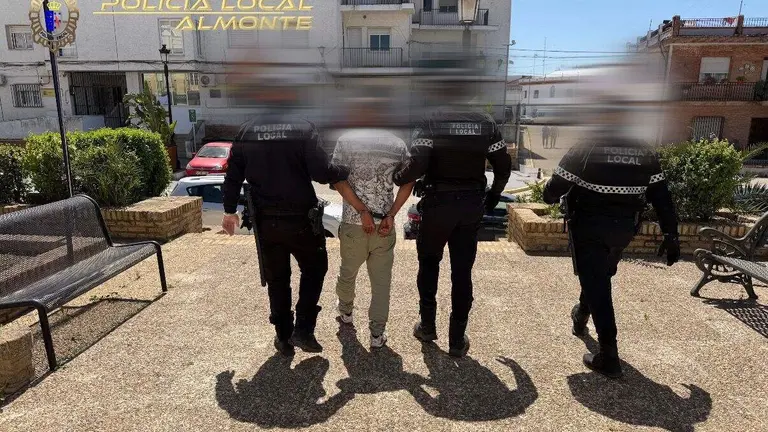 Momento de la detenci&oacute;n. / Fotograf&iacute;a: Polic&iacute;a Local de Almonte.