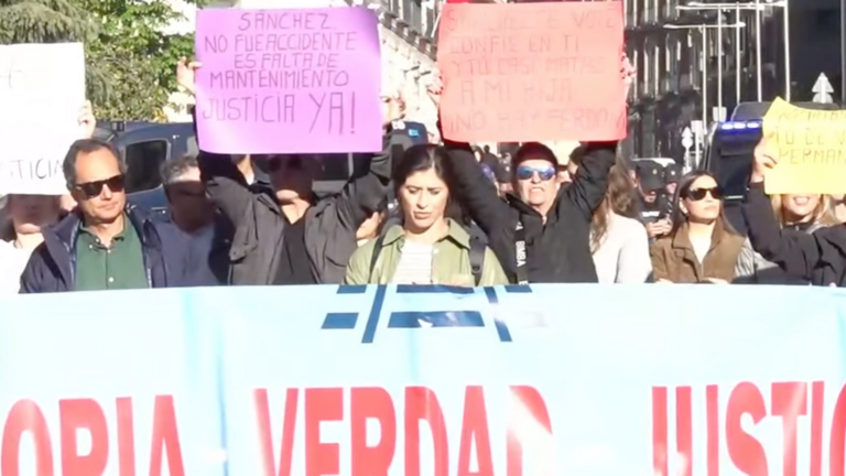 Manifestantes a las puertas del Congreso de los Diputados.