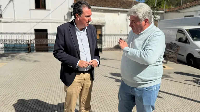 Manuel Andr&eacute;s Gonz&aacute;lez y el alcalde de Casta&ntilde;o de Robledo.