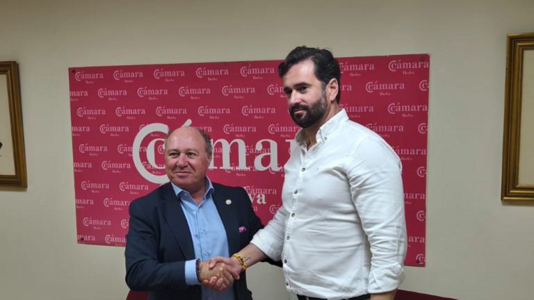 La C&aacute;mara de Comercio de Huelva y la Asociaci&oacute;n de Antiguos Alumnos de la Universidad de Huelva &lsquo;3 de Marzo&rsquo; han firmado un convenio de colaboraci&oacute;n con el objetivo de estrechar la relaci&oacute;n entre el &aacute;mbito universitario y el tejido empresarial de la provincia.
El acuerdo ha sido suscrito por el presidente de la C&aacute;mara, Daniel Toscano, y el presidente de la asociaci&oacute;n, Antonio Jos&eacute; Redondo, quienes han destacado la importancia de esta alianza para impulsar el desarrollo econ&oacute;mico y social de Huelva.
El convenio nace con la intenci&oacute;n de promover proyectos y actividades conjuntas que permitan aprovechar mejor los recursos de ambas entidades, fomentando el conocimiento mutuo y la colaboraci&oacute;n institucional.
Desde la C&aacute;mara de Comercio se ha subrayado el car&aacute;cter estrat&eacute;gico de reforzar los v&iacute;nculos entre universidad y empresa, con el fin de generar un entorno m&aacute;s competitivo y din&aacute;mico. En este sentido, el acuerdo busca mejorar la formaci&oacute;n y la empleabilidad de los estudiantes, facilitando perfiles profesionales m&aacute;s adaptados a las necesidades reales del mercado laboral.
Asimismo, la iniciativa permitir&aacute; a las empresas conocer de primera mano el talento universitario, mientras que los j&oacute;venes podr&aacute;n acercarse al funcionamiento del tejido productivo onubense y a sus demandas.
Ambas entidades coinciden en que la cooperaci&oacute;n entre universidad y empresa es clave para afrontar los retos actuales del mercado laboral, mejorar la competitividad empresarial y contribuir al desarrollo sostenible de la provincia.