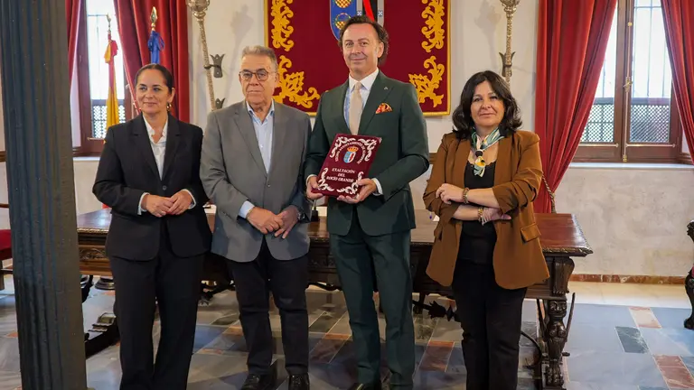 Almonte entrega las pastas al exaltador del Roc&iacute;o, Fernando Romero Vall&iacute;n