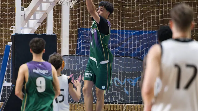 El onubense Alfonso Rodr&iacute;guez machaca el aro