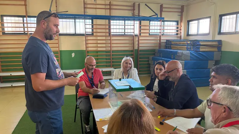 Un ciudadano ejerce su derecho al voto en las elecciones andaluzas de 2026.