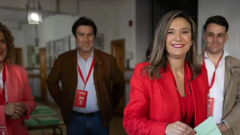 Mar&iacute;a M&aacute;rquez en el momento de votar.
