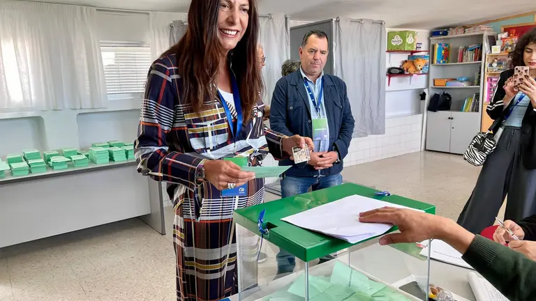Loles L&oacute;pez votando en Valverde del Camino.