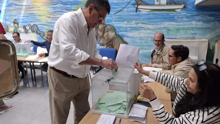 Rafael Segovia, votando en Punta Umbr&iacute;a.