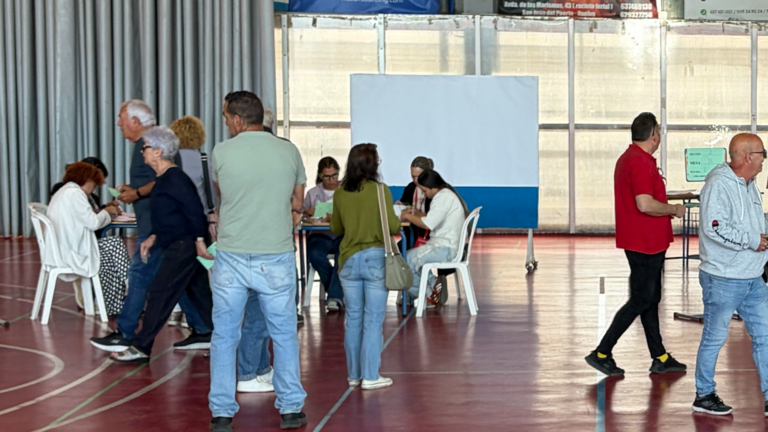 Imagen de gente votando en las mesas electorales.