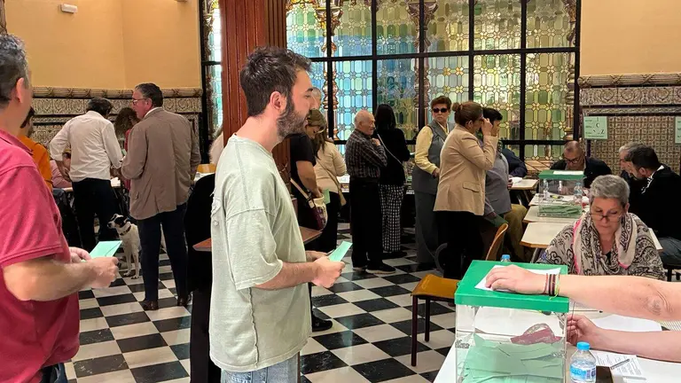 Un onubense vota en las elecciones andaluzas.