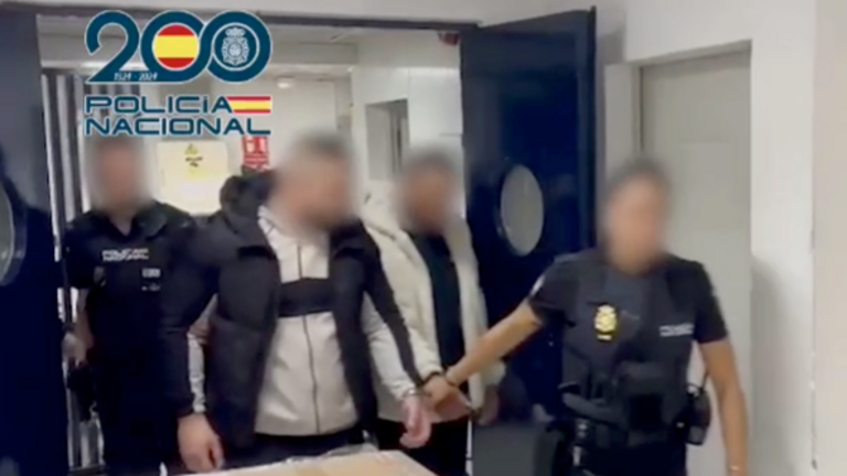 Los detenidos junto a la polic&iacute;a.