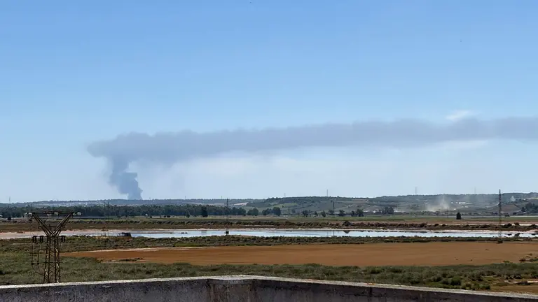 Imagen de la columna de humo visible desde San Juan del Puerto.