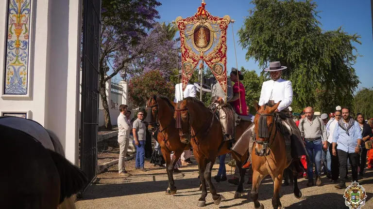 La Hermandad Matriz de Almonte, a su paso por las calles del pueblo. / Fotograf&iacute;a: Hermandad Matriz de Almonte
