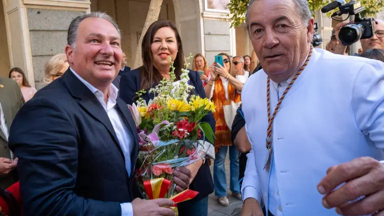 Entrega ramo de flores de la Diputaci&oacute;n Provincial a la hermandad de Emigrantes.