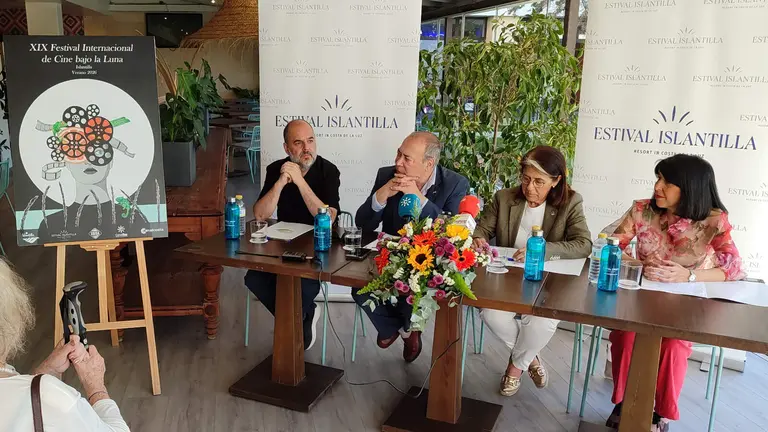 El Festival de Cine Bajo la Luna de Islantilla presenta un cartel cargado de nostalgia y gui&ntilde;os al hist&oacute;rico Cine Gran V&iacute;a